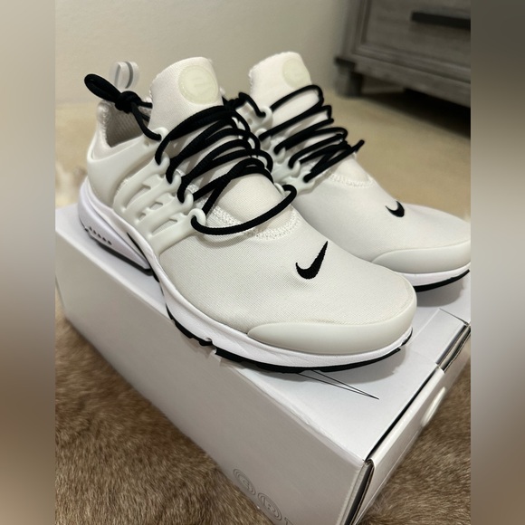 Women’s Nike Presto Shoes White with Black Swoosh - Picture 2 of 7